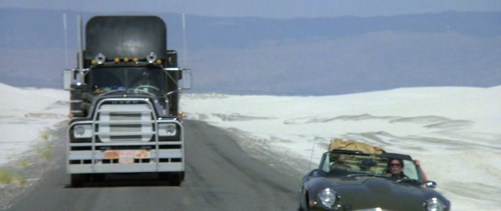 Black Mack in white sands, черный грузовик Mack в белых песках, кадр из фильма Конвой