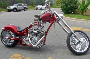 чоппер с V2 и необычно установленным супернаддувом.