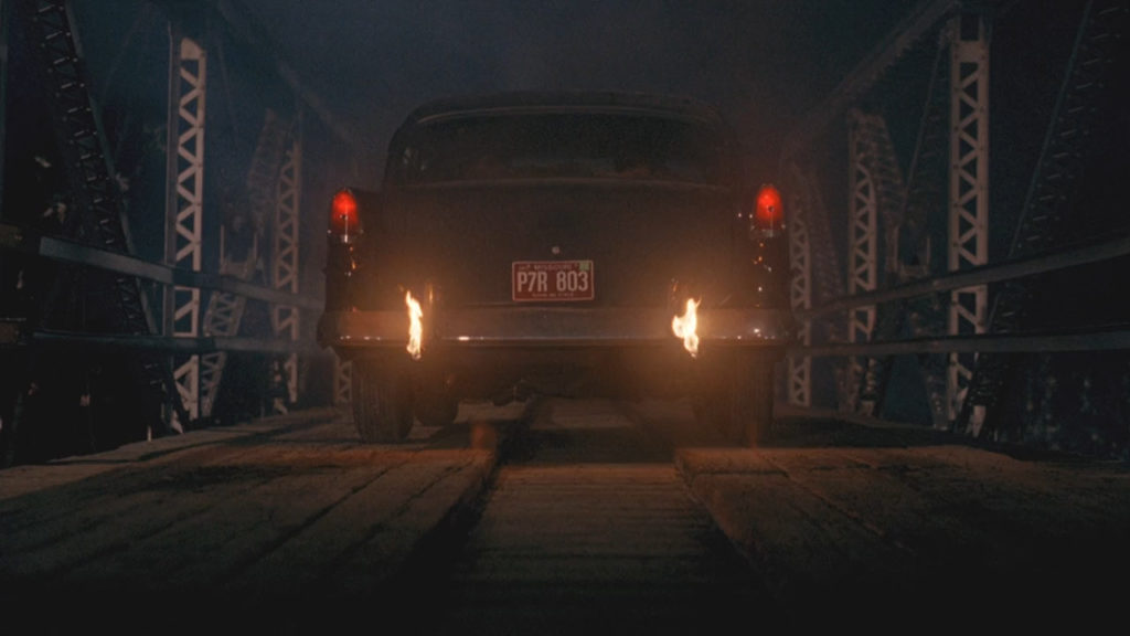 автомобиль Шевроле из фильма Иногда Они Возвращаются 1991, кадр на мосту ночью