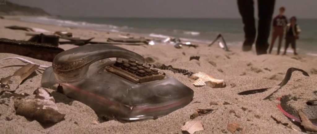 телефон на пляже, фильм Приключения Форда Ферлейна