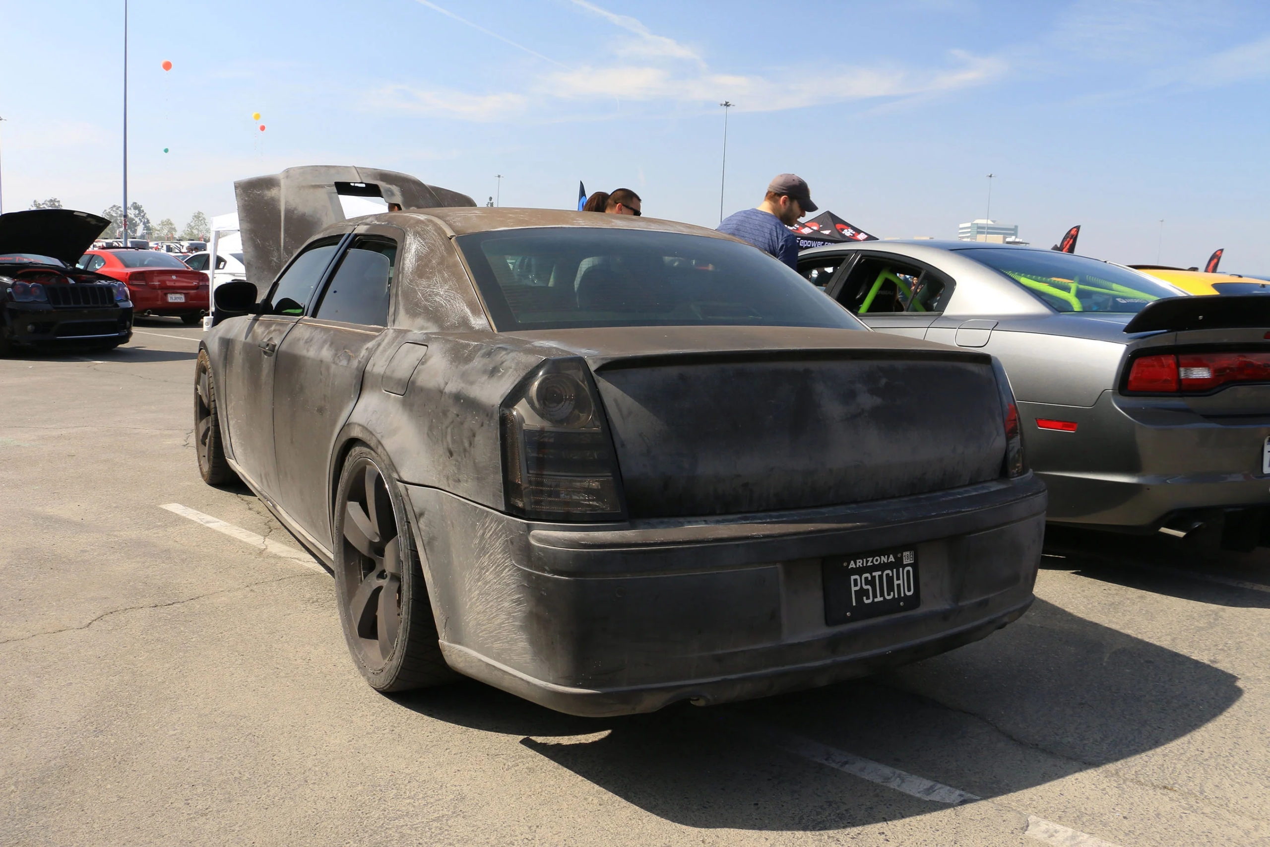 Chrysler 300С с супернаддувом, вид сзади.