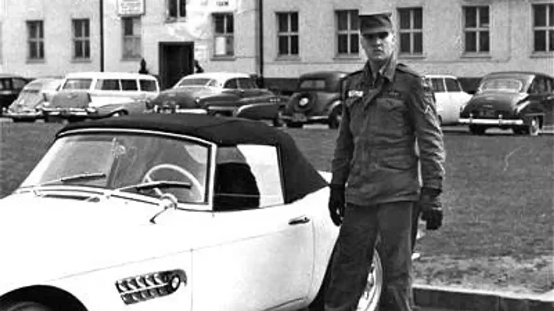 Элвиса в Германии рядом с BMW 507