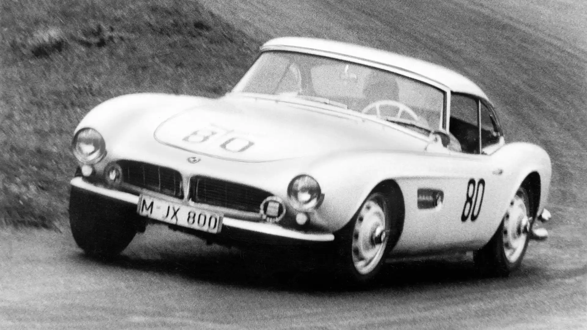 BMW 507 Feather White участвует в гонках