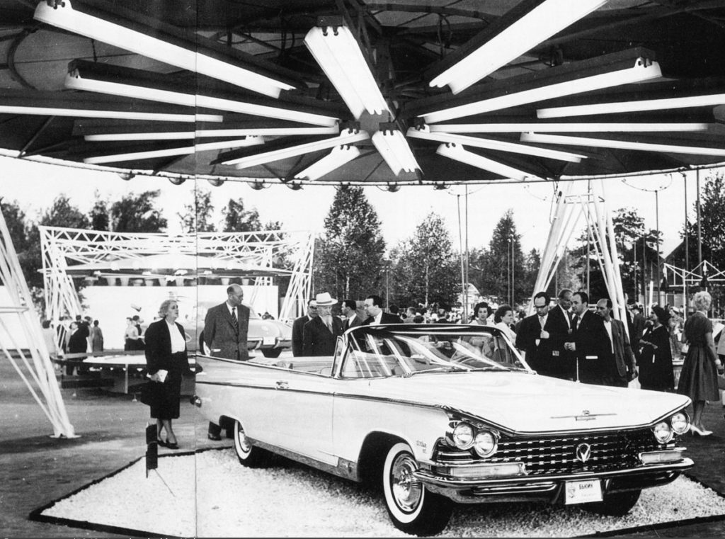 Buick Invicta на выставке в Москве, в Сокольниках 1959-ого года.