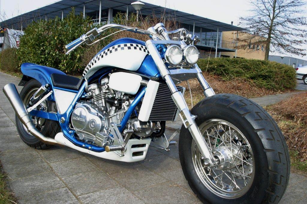 Кастомный байк Honda Super Magna с двигателем V4, фото 01.