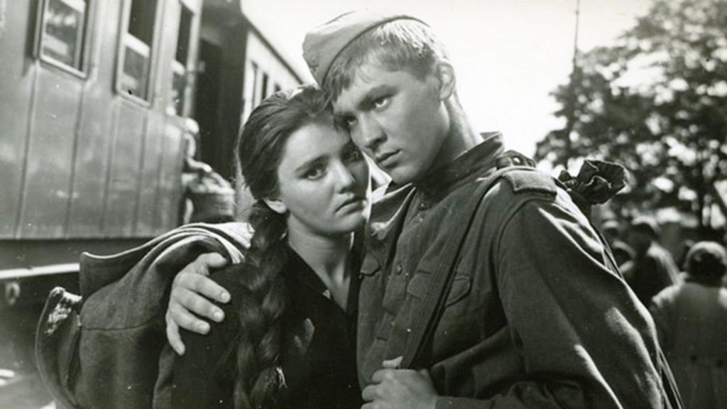 кадр из фильма Баллада о солдате (1959) с Владимиром Ивашовым и Жанной Прохоренко