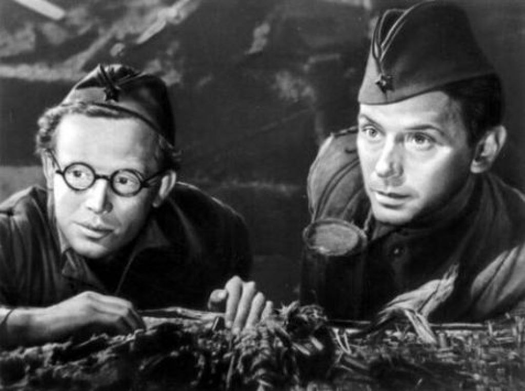 Кадр из фильма Солдаты (1956) с Иннокентием Смоктуновским и Всеволодом Сафоновым