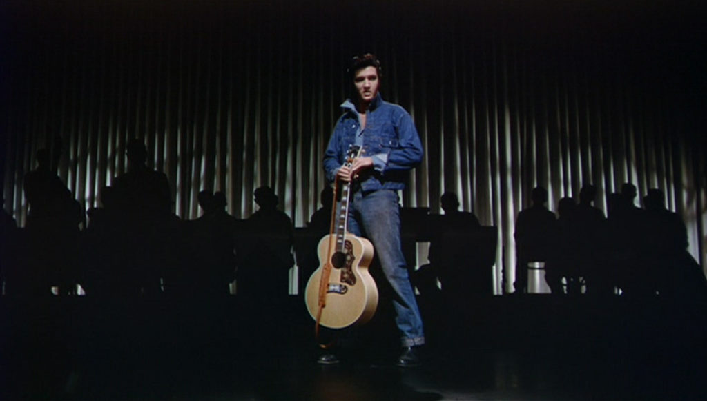Элвис с гитарой в фильме Loving You 1957