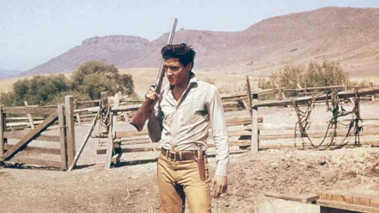 Элвис с ружьем в фильме Пылающая Звезда (1960), кадр из фильма