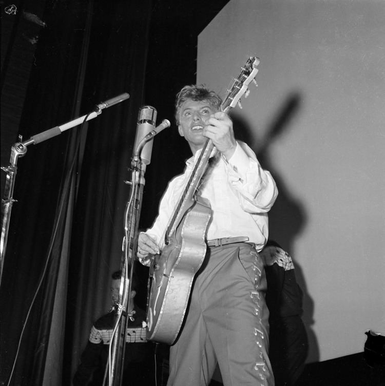 Томми Стил на концерте, 1957
