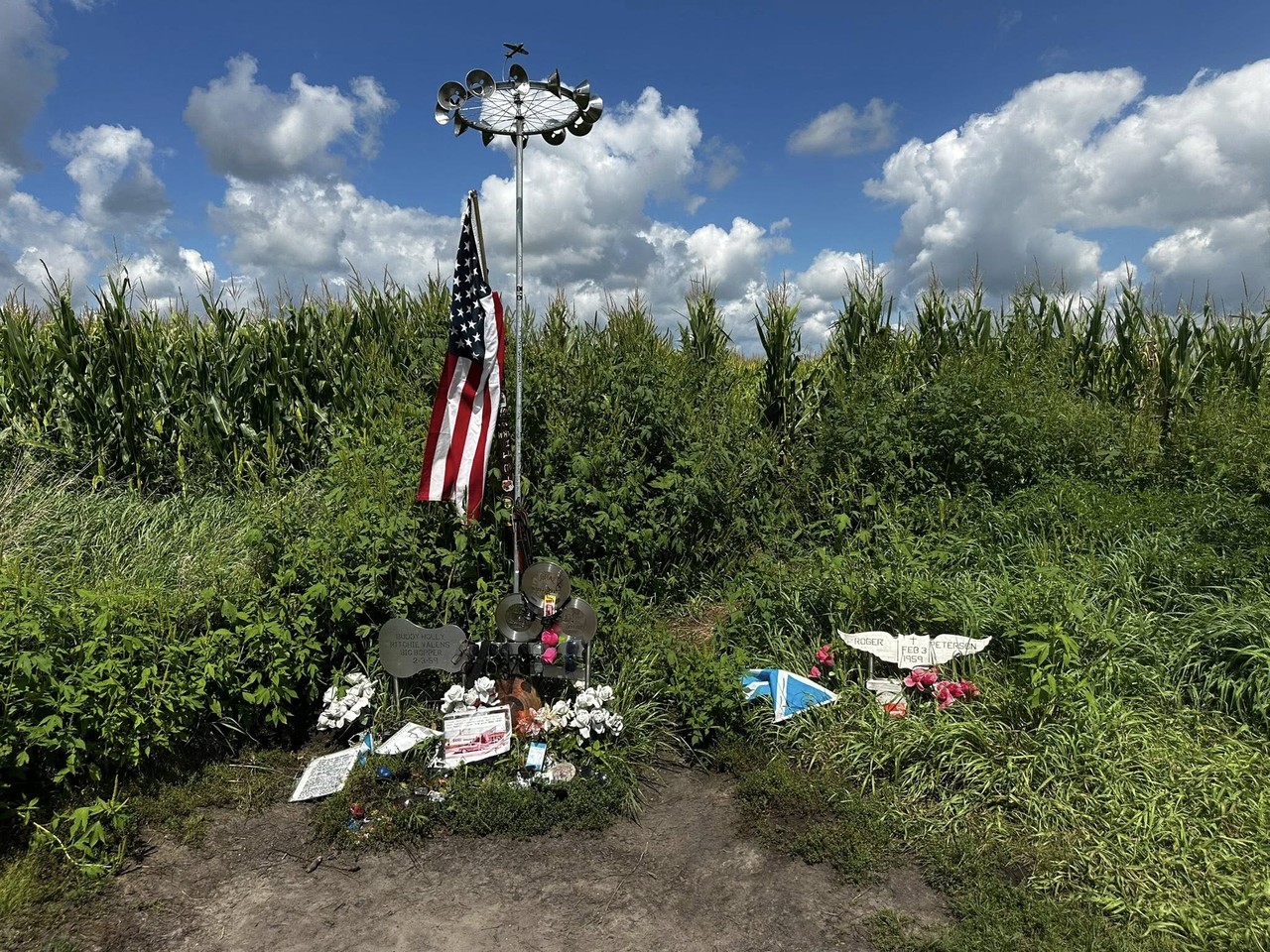 crash-site-summer-2025-01 Место крушения самолета с Бадди Холли, Ричи Вэленсом и Биг Боппером лето 2025 года