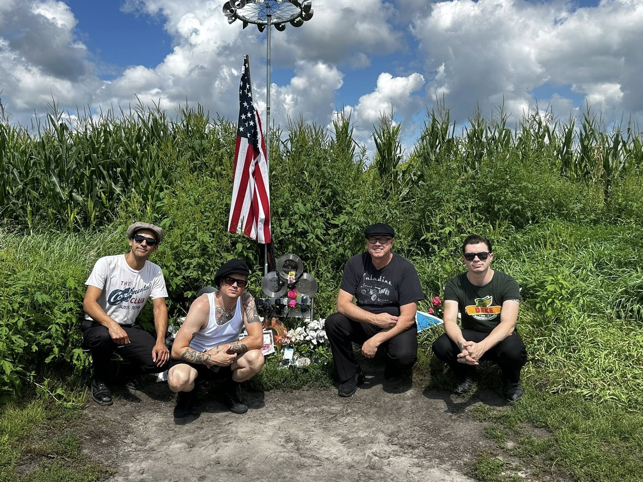 crash-site-summer-2025-05 Дик Дикерсон с группой у памятника Day Music Died