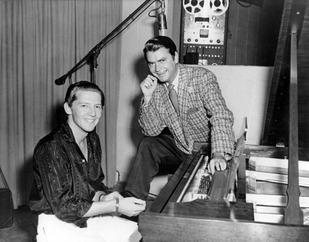 Джерри Ли Льюис и Сэм Филлипс на студии Sun Records