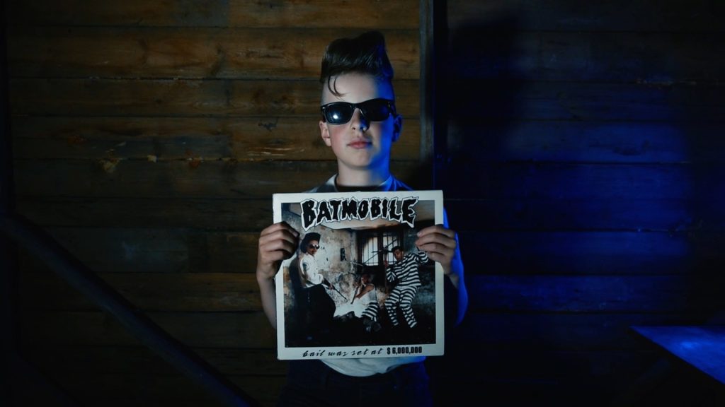подросток держит винил Batmobile