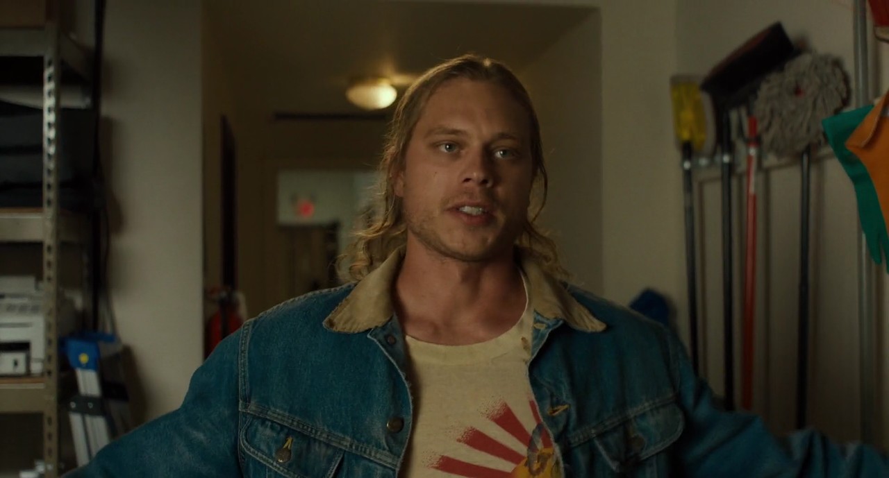 honey-dont-2025-09 Джош Пафчек в роли Шагги, кадр из фильма Honey Don't 2025