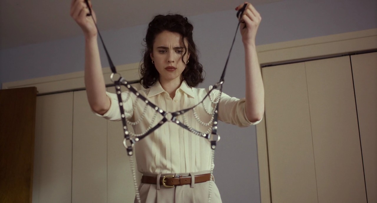 honey-dont-2025-13 портупея из фильма Хани не надо, 2025