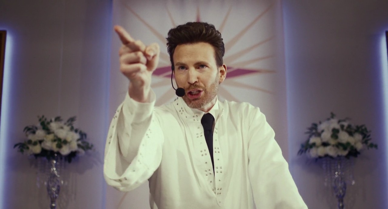 honey-dont-2025-14 Преподобный Дрю Девлин, Крис Эванс, фильм Хани не надо, 2025