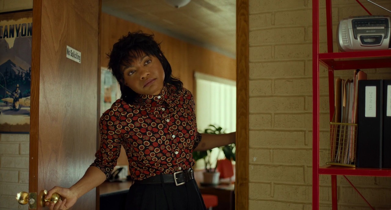 honey-dont-2025-15 Гэбби Бинс в роли Спайдер, кадр из фильма Honey Don't 2025