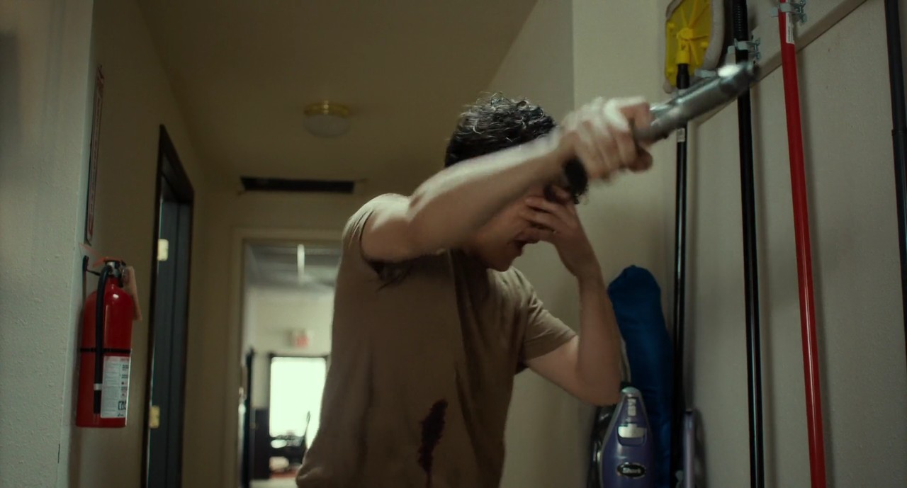 honey-dont-2025-18 Гектор пришел в гости к Преподобному Дрю, кадр из фильма Хани не надо, 2025