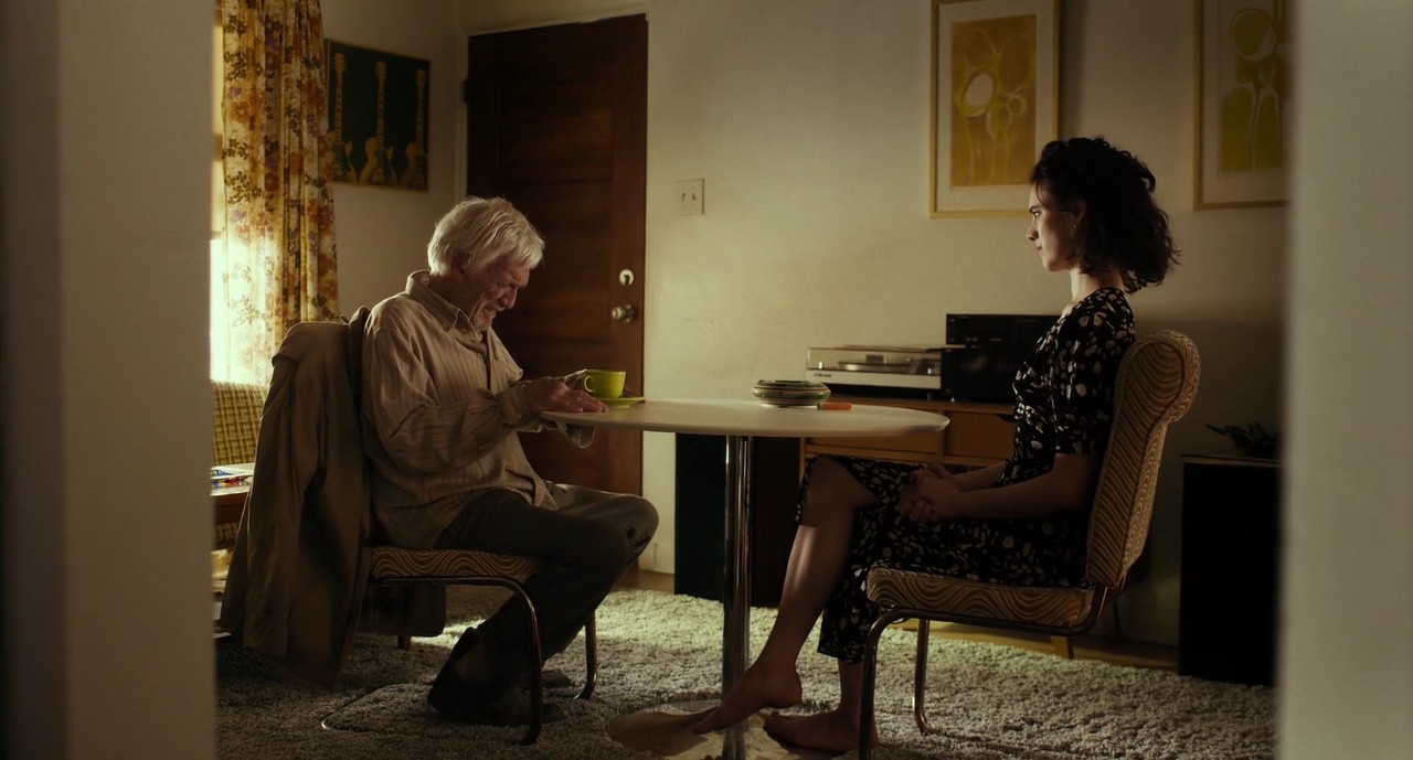 honey-dont-2025-21 отец и Хани, Маргарет Куолли в роли Хани