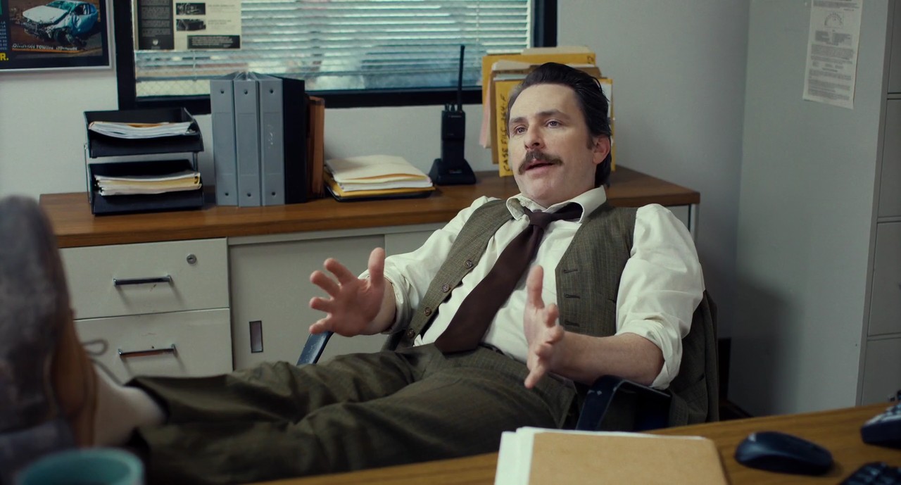 honey-dont-2025-23 Чарли Дэй в роли Марти, кадр из фильма Хани не надо, 2025