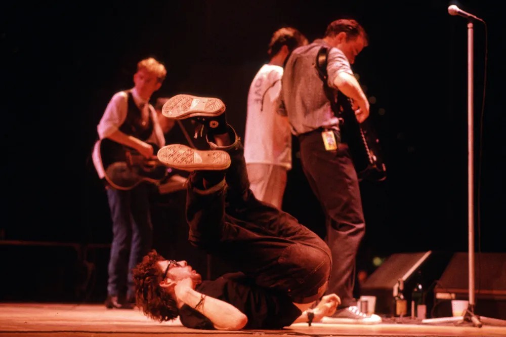 Шейн МакГоуэн катается по сцене