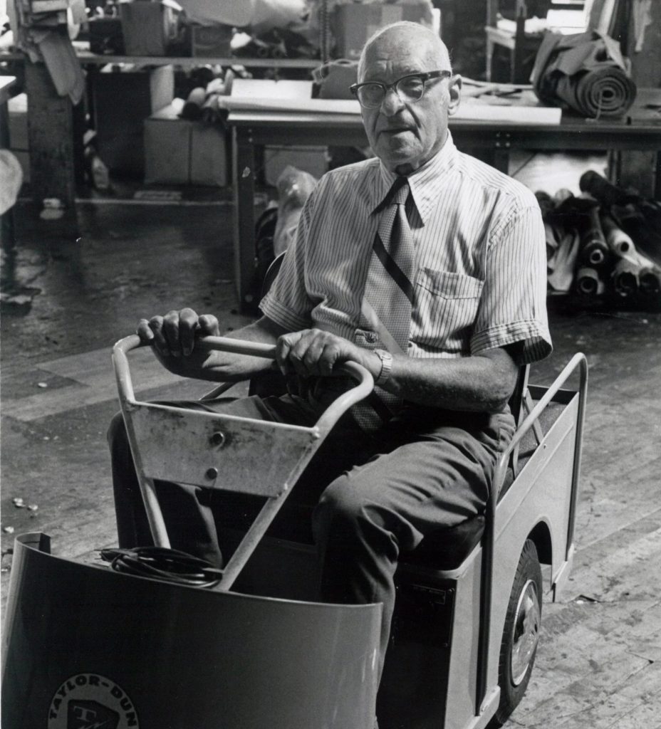 Ирвинг Шотт на гольф-каре