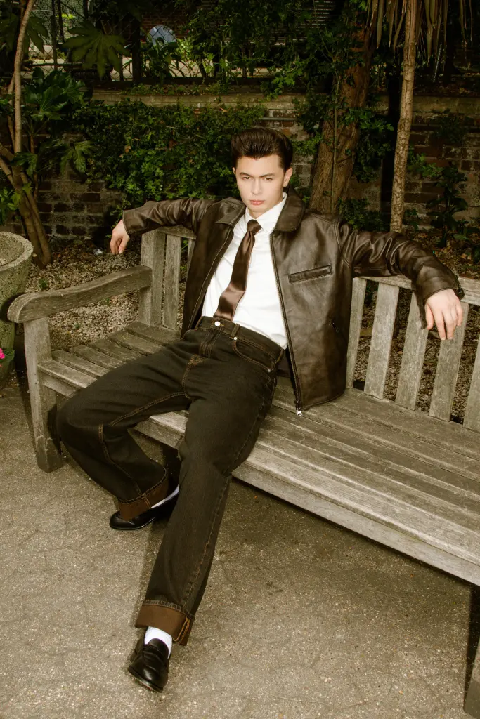 кумир зумеров, Эллиот Джеймс Рей