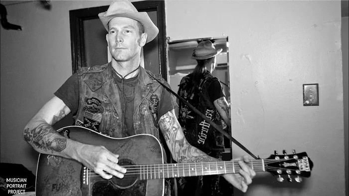 Hank Williams III с гитарой