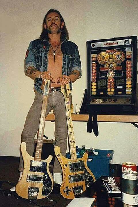 Лемми с бас-гитарами рикенбакер