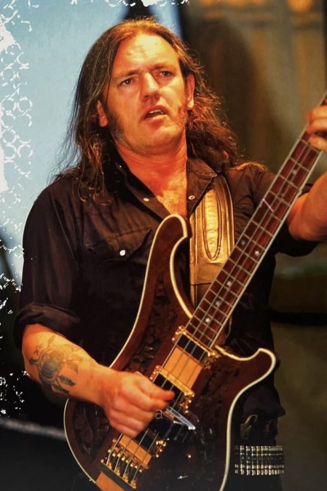 Лемми на сцене с басом рикенбакер