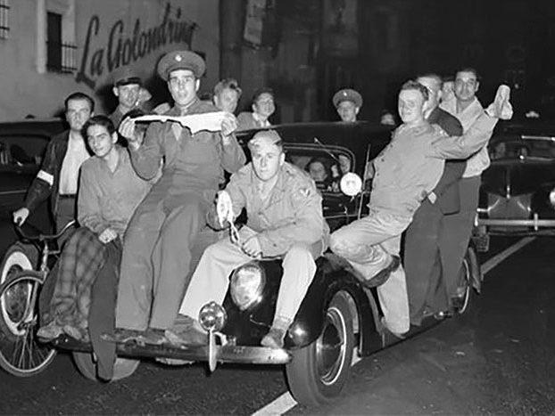 zoot-suit-riot-04 солдаты и добровольцы ездят по Лос Анджелесу в поисках зути