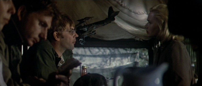 Дональд Сазерленд в роли капитана Пирса, Соколиный Глаз