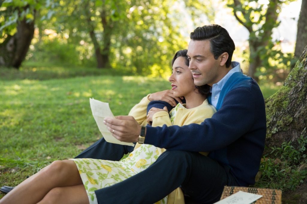 Уна Чаплин и Джек Хьюстон в фильме The Longest Ride, 2015