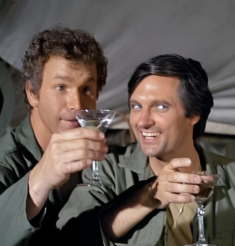 Уэйн Роджерс (капитан «Ловец Джон» Макинтайр) и Алан Алда (капитан Бенджамин Франклин «Соколиный глаз» Пирс)