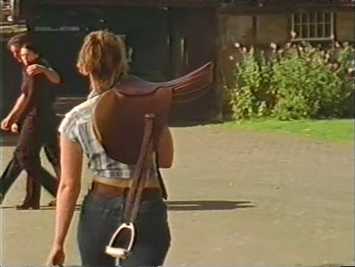 chris-isaak-show-06 девушка с седлом