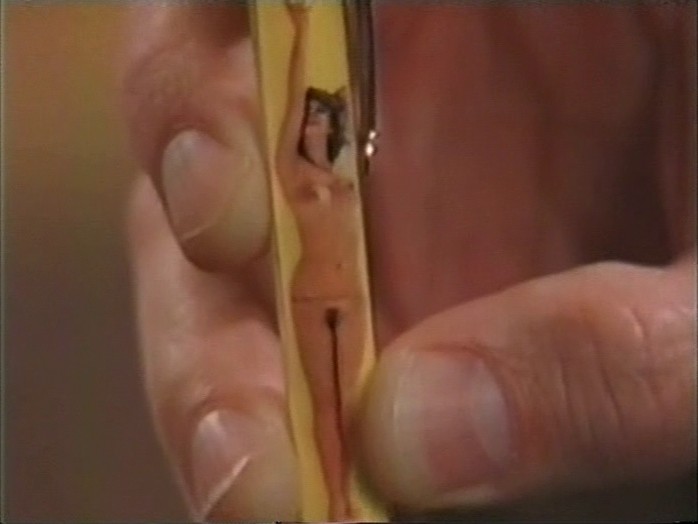 Неприступная дама подарила Крису Айзеку неприличную пишущую ручку