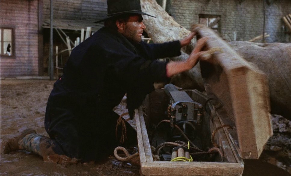 django-1966-010 Вот что таскает в своем гробу Джанго