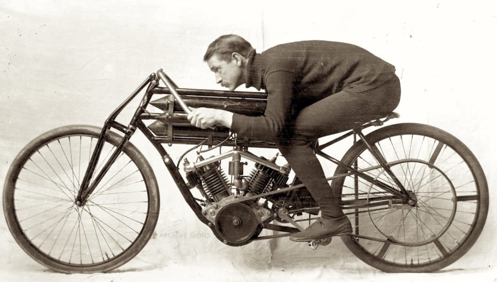 Гленн Хаммонд Кёртисс на мотоцикле Hercules V-Twin 1903-его года.