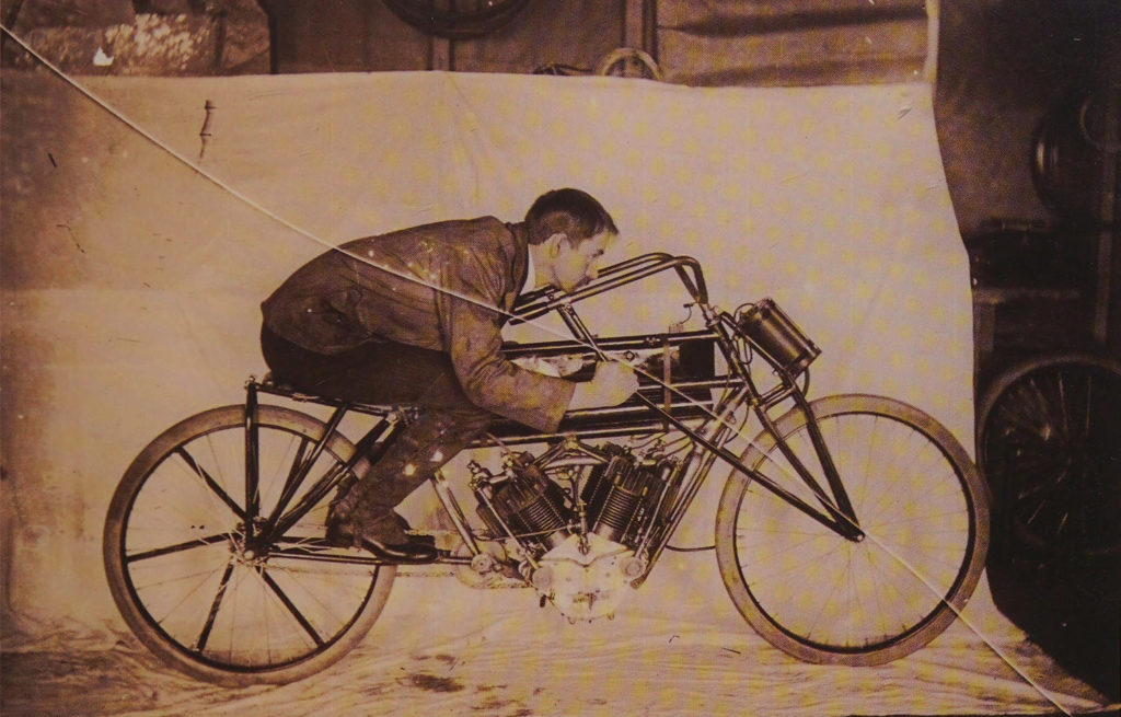 Гленн Хаммонд Кёртисс на мотоцикле с двигателем V4, 1905-ый год.