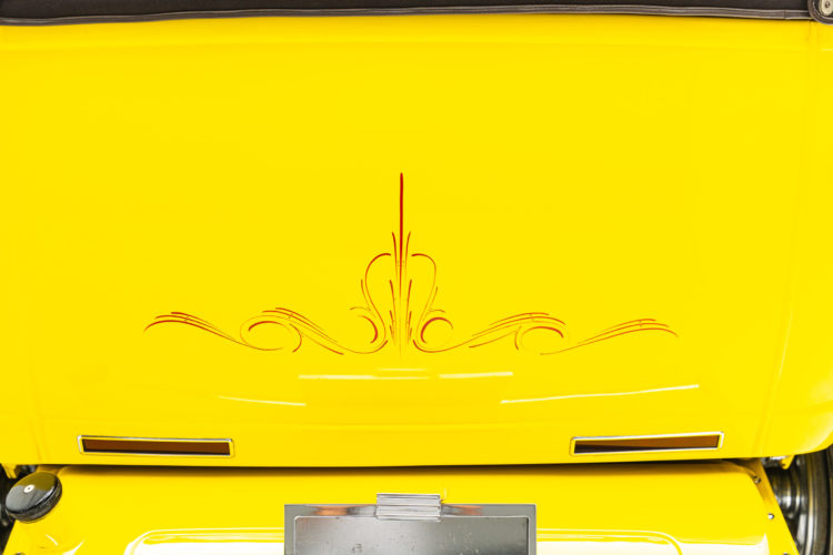 1932 Ford фаэтон хот-род Tom's Tub II из клипа Van Halen - Hot For Teacher, пинстрайп, крупный план.