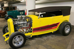1932 Ford фаэтон хот-род Tom's Tub II в гараже.