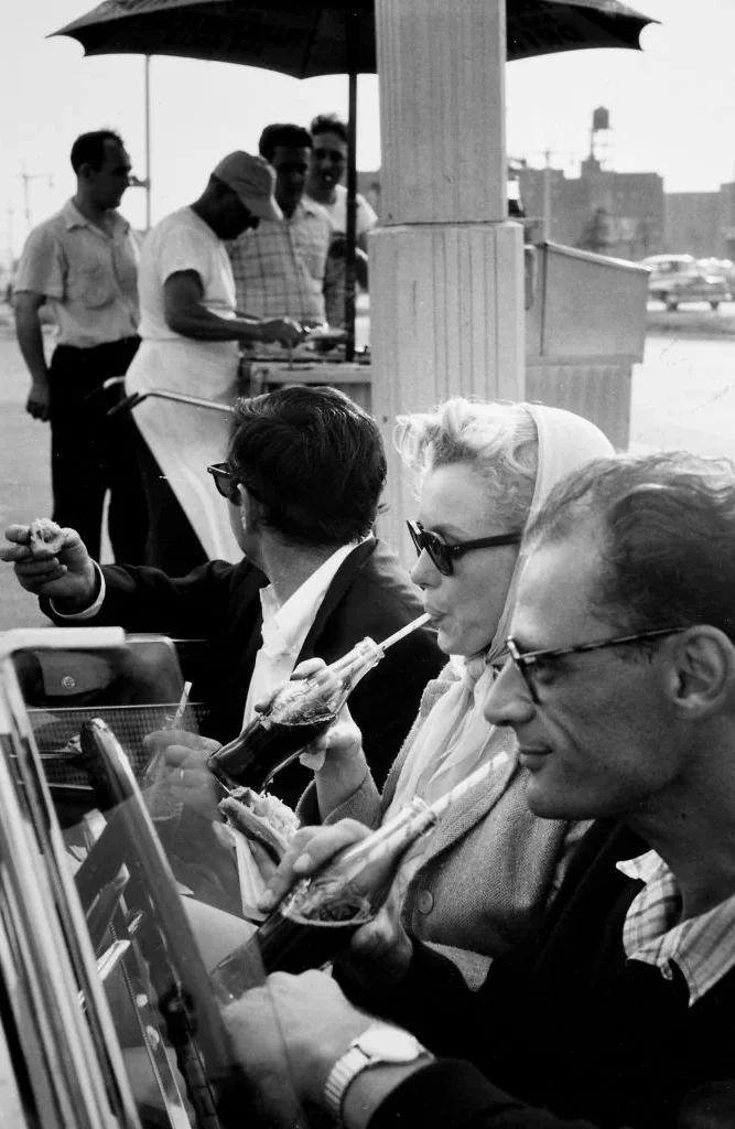 marilyn-and-arthur-miller-05 Мэрилин Монро и Артур Миллер после женитьбы