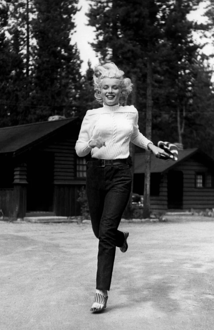 marilyn-monroe-during-the-filming-of-river-of-no-return-01 Мэрилин на съемках River of no return, Банфф, шт. Альберта, 1953