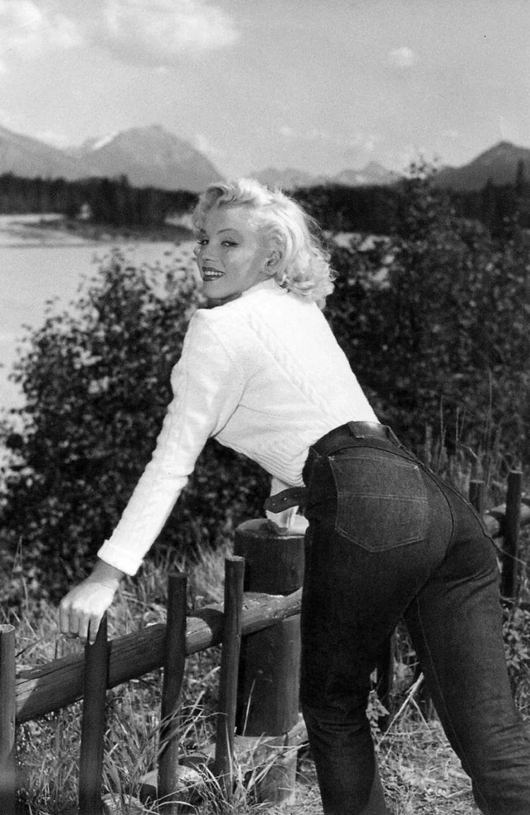 marilyn-monroe-during-the-filming-of-river-of-no-return-02 Мэрилин на съемках фильма Река не течёт вспять, Банфф, шт. Альберта, 1953
