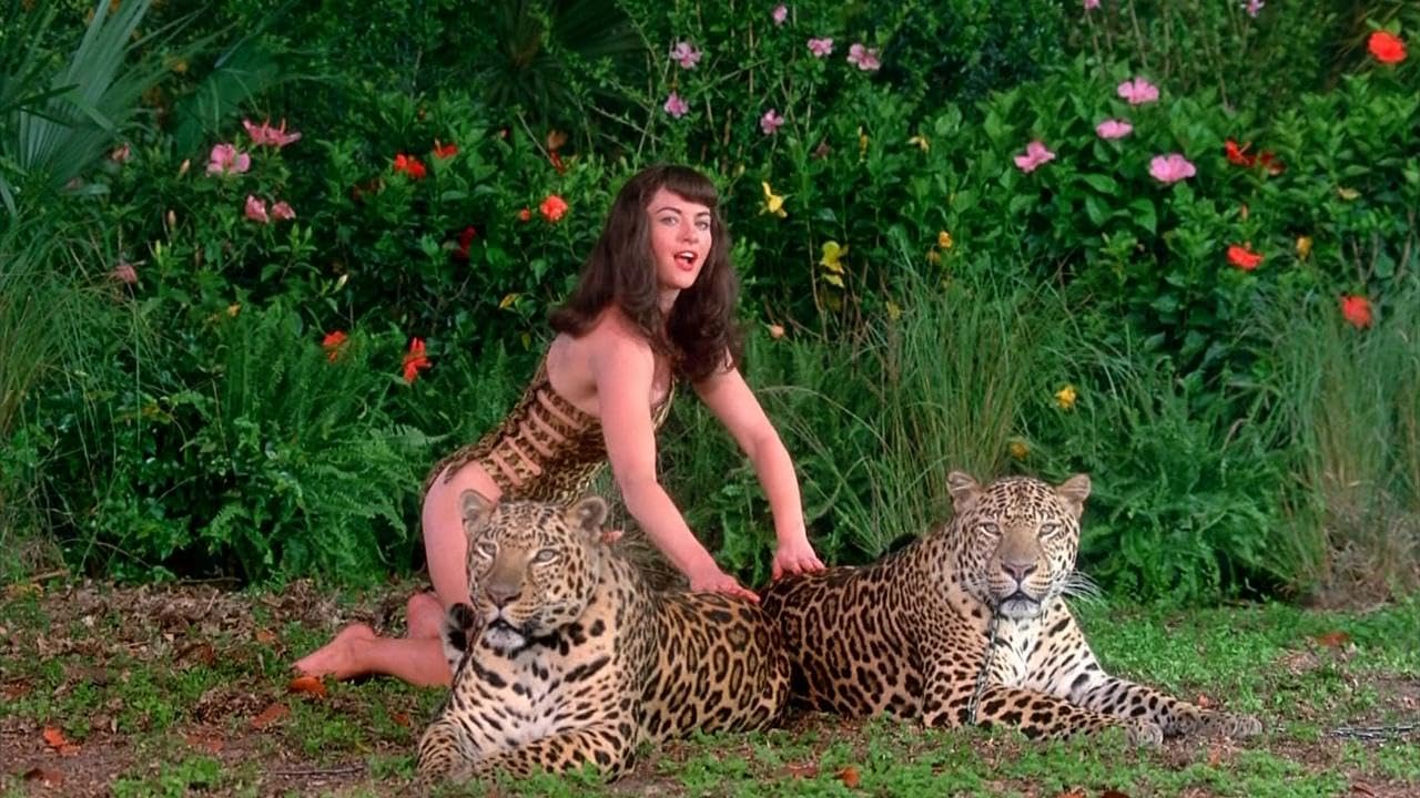 notorious-bettie-page-11 фотосессия Бетти с леопардами, кадр из фильма Непристойная Бетти Пейдж