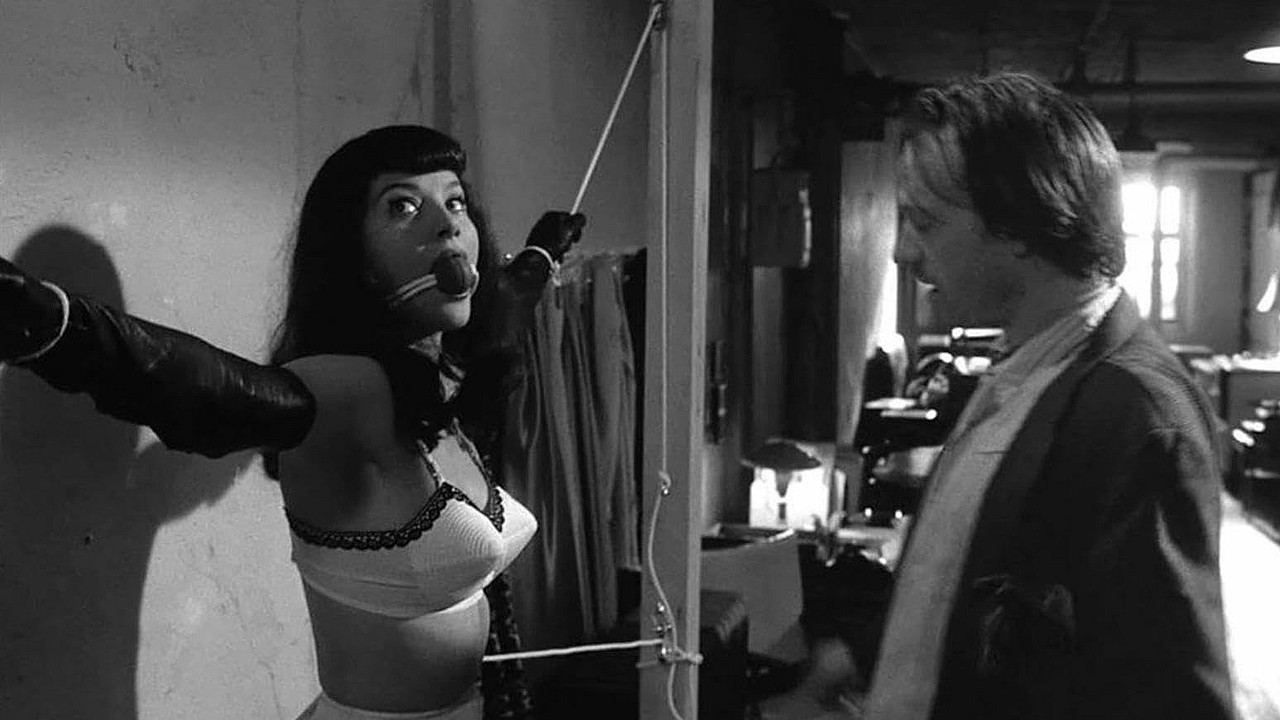 notorious-bettie-page-12 садомазо фотосессия Бетти Пейдж, кадр из фильма Notorious Betty Page