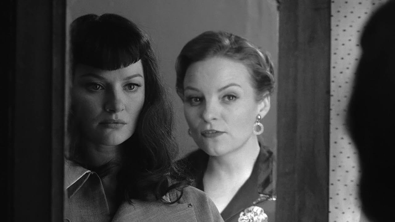 notorious-bettie-page-15 Гретхен Мол и Кара Сеймур в фильме Непристойная Бетти Пейдж