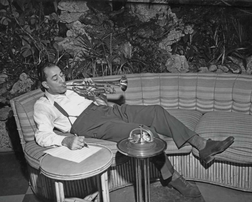 Луи Прима сочиняет музыку, играет на трубе, 1950 