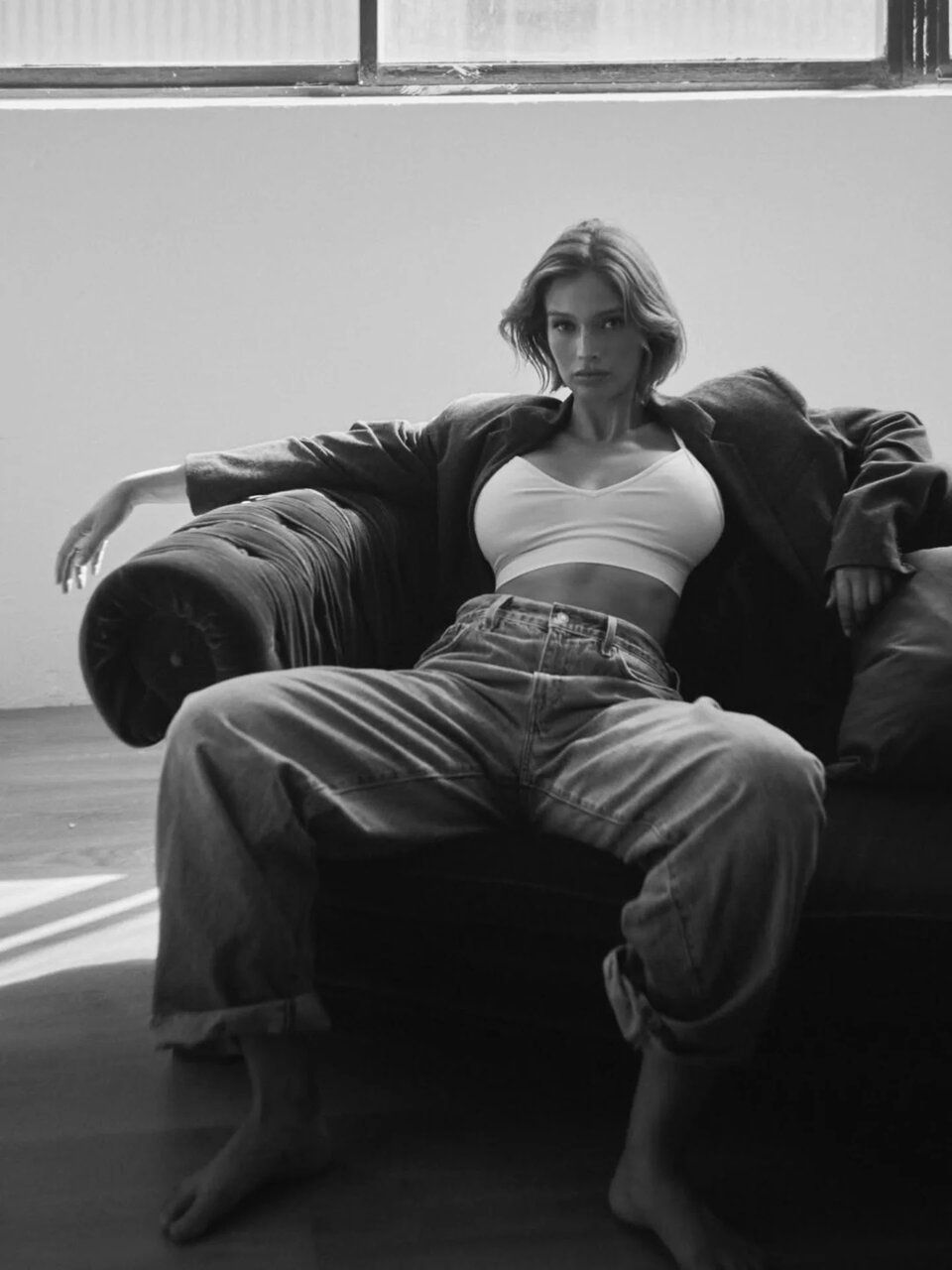 Naila van Kommer, в джинсах и белом обтягивающем топике